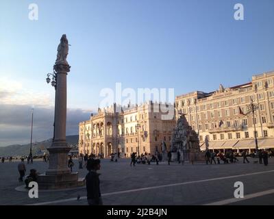 Hafen von Triest in Italien im Sommer Stockfoto