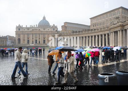 Petersbasillica an einem nassen Tag in Rom. Stockfoto