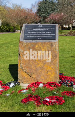 Gedenkstein zur Anerkennung der Bemühungen von Männern und Frauen mit unterschiedlichem ethnischen Hintergrund, die während der Weltkriege starben. Alexandra Gardens, Cardiff, Stockfoto