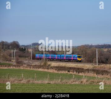 Erster TransPennine Express Diesel-Triebzug der Klasse 185 185109 auf der elektrifizierten Hauptlinie der Westküste in Cumbria Stockfoto