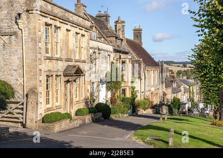 Typische traditionelle Steingebäude auf dem Hügel in der Cotswold-Stadt Burford, Oxfordshire, England Stockfoto