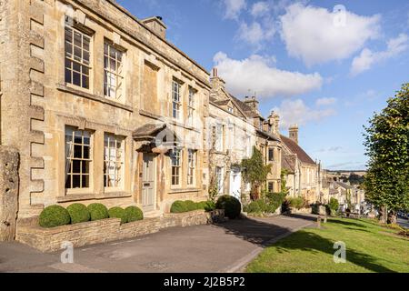 Typische traditionelle Steingebäude auf dem Hügel in der Cotswold-Stadt Burford, Oxfordshire, England Stockfoto