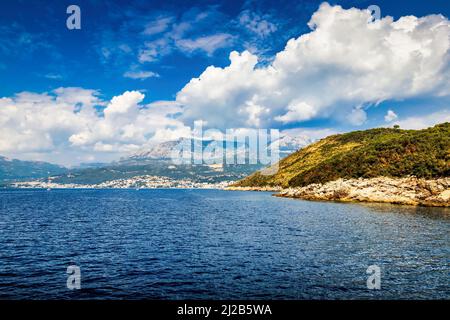 Bucht von Kotor in der Adria, Montenegro. Bootstour auf dem Meer nahe der Küste an einem bewölkten Tag. Stockfoto
