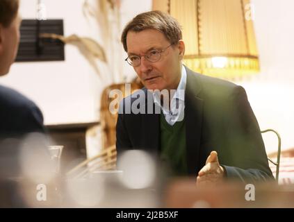 Köln, Deutschland. 31. März 2022. Bundesgesundheitsminister Karl Lauterbach (SPD) sitzt in seinem Stammcafe in Köln. Quelle: Oliver Berg/dpa/Alamy Live News Stockfoto