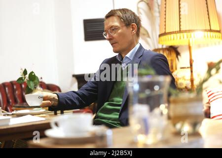 Köln, Deutschland. 31. März 2022. Bundesgesundheitsminister Karl Lauterbach (SDP) sitzt in seinem Stammcafe in Köln. Quelle: Oliver Berg/dpa/Alamy Live News Stockfoto