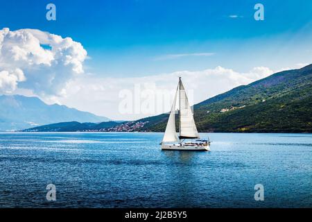 Segelschiff in der Bucht der Adria. Urlaub auf einem Segelboot nahe der Küste. Stockfoto