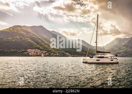 Segelschiff in der Bucht der Adria. Urlaub auf einem Segelboot nahe der Küste. Stockfoto