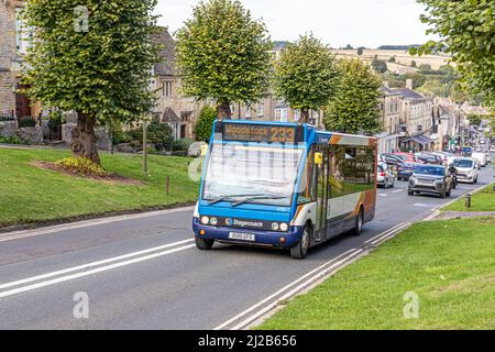 Ein Stagecoach-Bus nach Woodstock fährt den Hügel hinauf in der Cotswold-Stadt Burford, Oxfordshire, England Stockfoto