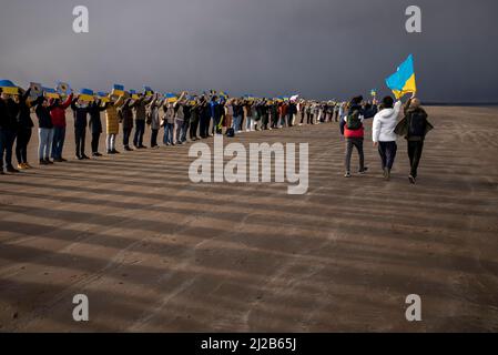 St. Andrews, Großbritannien. 30. März 2022. Studenten der University of St. Andrews und die lokale Gemeinde demonstrieren für den Frieden gegen den Krieg Russlands gegen die Ukraine am 30. März 2022 am West Sands Beach in St. Andrews, Schottland. Foto von Ken Cedeno/Sipa USA Credit: SIPA USA/Alamy Live News Stockfoto