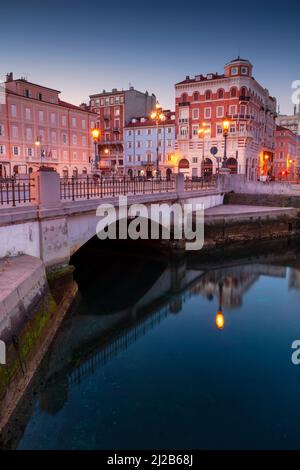 Triest, Italien. Stadtbild der Innenstadt von Triest, Italien bei Sonnenaufgang. Stockfoto