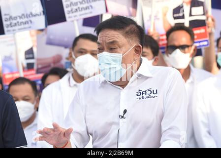 Bangkok, Thailand. 31. März 2022. Der ehemalige Gouverneur von Bangkok, Pol General Aswins Kwanmuang (C), ein unabhängiger Kandidat, um die Gouverneurswahlen am 31. März 2022 im Rathaus der Metropolitan Administration Bangkok 2 anzufechten. (Bild: © Teera Noisakran/Pacific Press via ZUMA Press Wire) Stockfoto