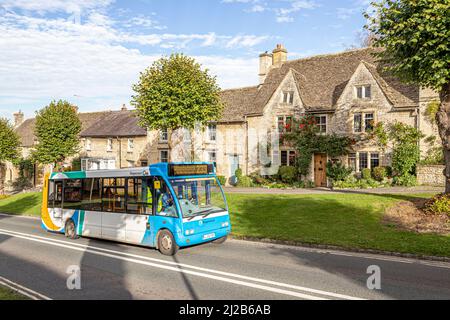 Ein Stagecoach-Bus nach Woodstock fährt den Hügel hinauf in der Cotswold-Stadt Burford, Oxfordshire, England Stockfoto