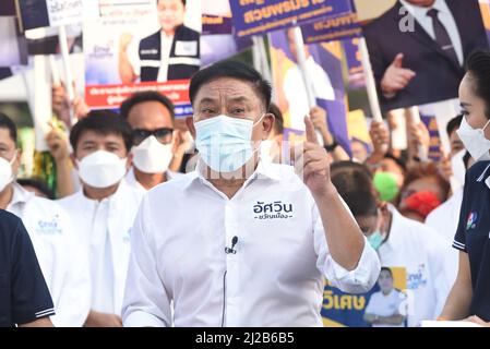 Bangkok, Thailand. 31. März 2022. Der ehemalige Gouverneur von Bangkok, Pol General Aswins Kwanmuang (C), ein unabhängiger Kandidat, um die Gouverneurswahlen am 31. März 2022 im Rathaus der Metropolitan Administration Bangkok 2 anzufechten. (Bild: © Teera Noisakran/Pacific Press via ZUMA Press Wire) Stockfoto