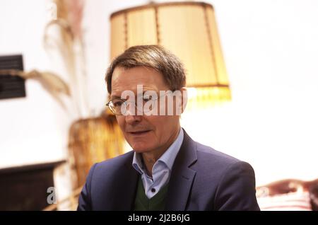 Köln, Deutschland. 31. März 2022. Bundesgesundheitsminister Karl Lauterbach (SPD) sitzt in seinem Stammcafe in Köln. Quelle: Oliver Berg/dpa/Alamy Live News Stockfoto