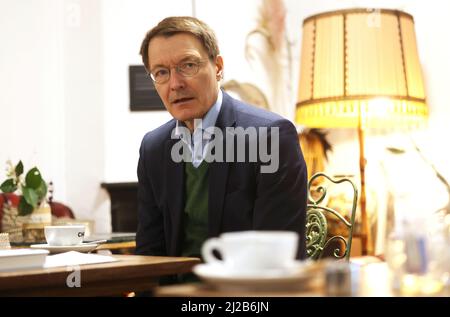 Köln, Deutschland. 31. März 2022. Bundesgesundheitsminister Karl Lauterbach (SPD) sitzt in seinem Stammcafe in Köln. Quelle: Oliver Berg/dpa/Alamy Live News Stockfoto