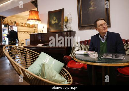 Köln, Deutschland. 31. März 2022. Bundesgesundheitsminister Karl Lauterbach (r, SPD) wird in seinem Stammcafe in Köln einen Kaffee serviert. Quelle: Oliver Berg/dpa/Alamy Live News Stockfoto