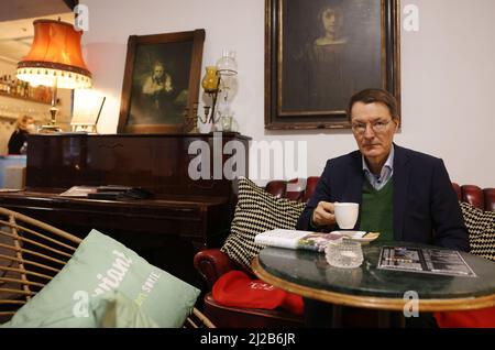 Köln, Deutschland. 31. März 2022. Bundesgesundheitsminister Karl Lauterbach (SPD) sitzt in seinem Stammcafe in Köln. Quelle: Oliver Berg/dpa/Alamy Live News Stockfoto