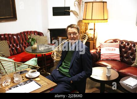 Köln, Deutschland. 31. März 2022. Bundesgesundheitsminister Karl Lauterbach (SPD) sitzt in seinem Stammcafe in Köln. Quelle: Oliver Berg/dpa/Alamy Live News Stockfoto