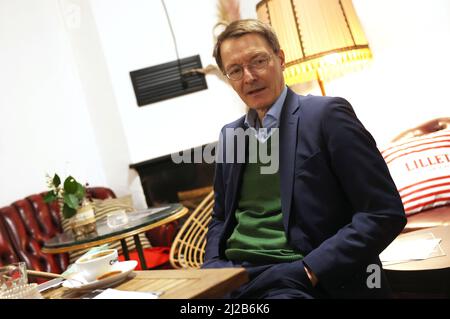 Köln, Deutschland. 31. März 2022. Bundesgesundheitsminister Karl Lauterbach (SPD) sitzt in seinem Stammcafe in Köln. Quelle: Oliver Berg/dpa/Alamy Live News Stockfoto