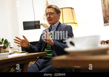 Köln, Deutschland. 31. März 2022. Bundesgesundheitsminister Karl Lauterbach (SPD) sitzt in seinem Stammcafe in Köln. Quelle: Oliver Berg/dpa/Alamy Live News Stockfoto