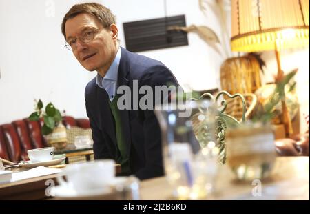 Köln, Deutschland. 31. März 2022. Bundesgesundheitsminister Karl Lauterbach (SPD) sitzt in seinem Stammcafe in Köln. Quelle: Oliver Berg/dpa/Alamy Live News Stockfoto