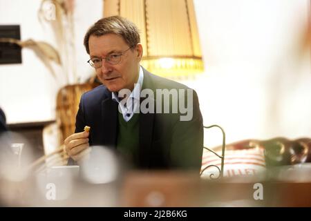 Köln, Deutschland. 31. März 2022. Bundesgesundheitsminister Karl Lauterbach (SPD) sitzt in seinem Stammcafe in Köln. Quelle: Oliver Berg/dpa/Alamy Live News Stockfoto