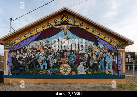 Auf der Seite eines Gebäudes im ländlichen Alpine Texas ist ein wunderbares Wandgemälde einer Sammlung von Sängern aus dem Landkreis gemalt. Stockfoto