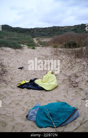 Flüchtlinge und Migranten in der Region Hauts-de-France (Nordfrankreich) am 26. November 2021: Persönliche Gegenstände des Flüchtlings, die am Strand und am Strand gefunden wurden Stockfoto