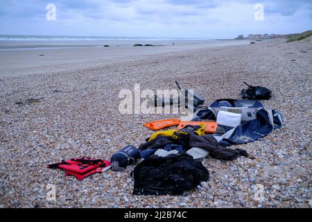 Flüchtlinge und Migranten in der Region Hauts-de-France (Nordfrankreich), am 26. November 2021: Bootsstücke, Triebwerke und persönliche Gegenstände der Flüchtlinge Stockfoto