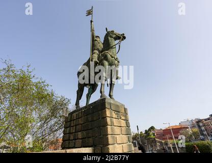 Porto, Portugal. März 2022. Die Statue von Vímara Peres auf dem Platz vor der Kathedrale im Stadtzentrum Stockfoto