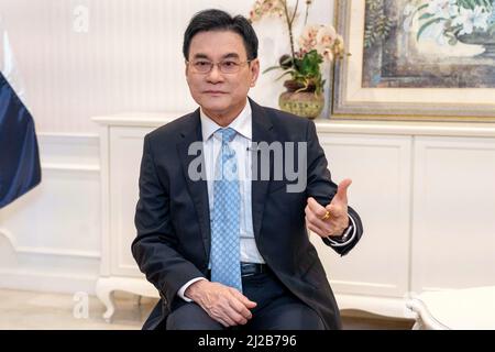 (220331) -- BANGKOK, 31. März 2022 (Xinhua) -- Thailands stellvertretender Premierminister und Handelsminister Jurin Laksanavisit Gesten während eines Interviews mit Xinhua in Bangkok, Thailand, 24. März 2022. DAZU: „Interview: Thailand erwartet, die Exporte nach China auszuweiten“, sagt der stellvertretende Premierminister Thailands (Xinhua/Wang Teng) Stockfoto