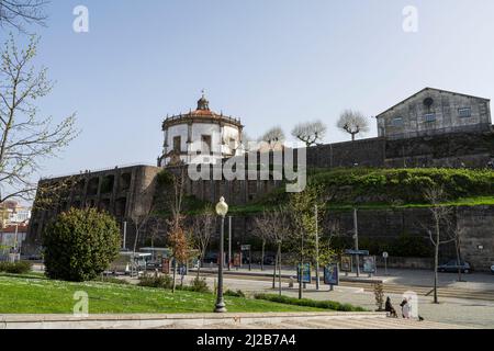 Porto, Portugal. März 2022. Panoramablick auf das Kloster Serra do Pilar im Stadtzentrum Stockfoto