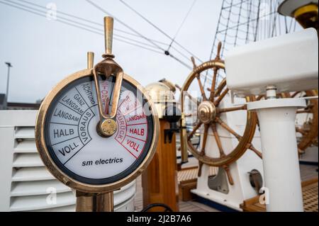 Kiel, Deutschland. 31. März 2022. Der Maschinentelegraph an Deck des Segeltrainingsschiffs Gorch Fock. Nach acht Jahren hat Kapitän Brandt das Kommando über das Segelschulschiff Gorch Fock an Kapitän Graf von Kielmansegg übergeben. Quelle: Daniel Reinhardt/dpa/Alamy Live News Stockfoto