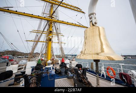 Kiel, Deutschland. 31. März 2022. Blick auf das Vordeck des Segeltrainingsschiffs Gorch Fock. Nach acht Jahren hat Kapitän Brandt das Kommando über das Segelschulschiff Gorch Fock an Kapitän Graf von Kielmansegg übergeben. Quelle: Daniel Reinhardt/dpa/Alamy Live News Stockfoto