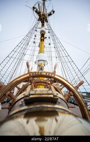 Kiel, Deutschland. 31. März 2022. Das Lenkrad des Segeltrainingsschiffs Gorch Fock. Nach acht Jahren hat Kapitän Brandt das Kommando über das Segelschulschiff Gorch Fock an Kapitän Graf von Kielmansegg übergeben. Quelle: Daniel Reinhardt/dpa/Alamy Live News Stockfoto