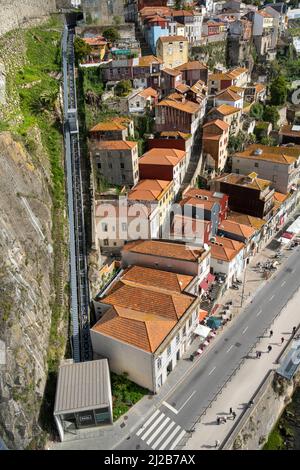 Porto, Portugal. März 2022. Blick von der Dom Luís I Brücke auf die Häuser am Ufer des Douro Flusses und auf die Standseilbahn, die zum c hinauffährt Stockfoto