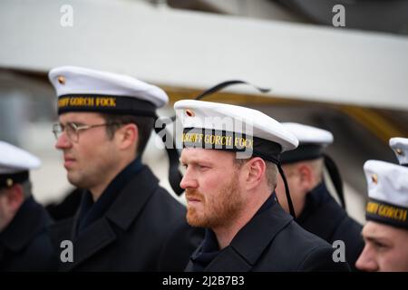 Kiel, Deutschland. 31. März 2022. An der Befehlsübergabe nehmen Besatzungsmitglieder der Gorch Fock Teil. Nach acht Jahren hat Kapitän Brandt das Kommando über das Segelschulschiff Gorch Fock an Kapitän Graf von Kielmansegg übergeben. Quelle: Daniel Reinhardt/dpa/Alamy Live News Stockfoto