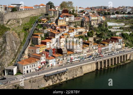 Porto, Portugal. März 2022. Blick von der Dom Luís I Brücke auf die Häuser am Ufer des Douro Flusses und auf die Standseilbahn, die zum c hinauffährt Stockfoto