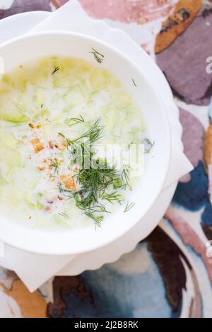 Köstliche bunte lokale Lebensmittel Gurke mit Creme, Kräutern und Nüssen Tarator in einem Restaurant. Traditionelle bulgarische Küche in Bulgarien. Stockfoto