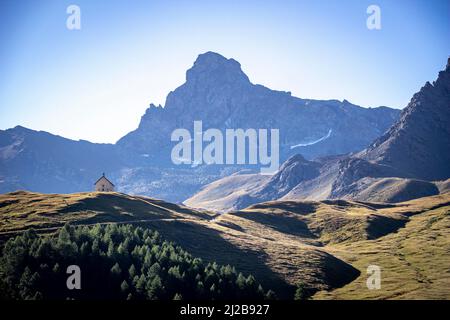 Landschaft des regionalen Naturparks Queyras, Oberfranzösische Alpen (Südostfrankreich): Clausis-Kapelle, Wanderweg „Tour de la Tete de Toillies“ Stockfoto