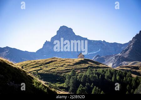 Landschaft des regionalen Naturparks Queyras, Oberfranzösische Alpen (Südostfrankreich): Clausis-Kapelle, Wanderweg „Tour de la Tete de Toillies“ Stockfoto