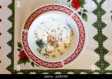 Köstliche bunte lokale Lebensmittel Gurke mit Creme, Kräutern und Nüssen Tarator in einem Restaurant. Traditionelle bulgarische Küche in Bulgarien. Stockfoto