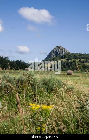 Sainte-Eulalie (Südostfrankreich): Mont Gerbier-de-Jonc, ein Berg vulkanischen Ursprungs mit seiner Basis, die drei Quellen enthält, die die Quelle sind Stockfoto