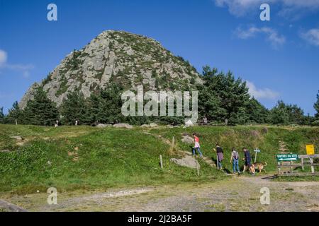 Sainte-Eulalie (Südostfrankreich): Touristen am Eingang zum Mont Gerbier-de-Jonc, einem Berg vulkanischen Ursprungs mit seiner Basis Conta Stockfoto