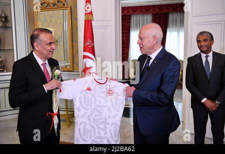 Tunesien. 31. März 2022. Wadii El Jari (L)der Präsident des tunesischen Fußballverbands übergibt dem Präsidenten der Republik das Nationalmannschaftstrikot. Tunis, Tunesien 30. März 2022. Der Präsident der Republik Kais Saied empfängt die tunesische Fußballnationalmannschaft im Carthage Palace, nachdem er sich für die Weltmeisterschaft 2022 in Katar qualifiziert hat. (Präsidentenamt) Kredit: SIPA USA/Alamy Live News Stockfoto