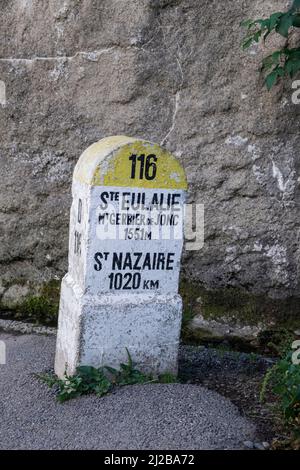 Sainte-Eulalie (Südostfrankreich): Wegmarkierung an der Loire, am Fuße des Mont Gerbier-de-Jonc. 1.020km aus der Quelle Sainte-EU Stockfoto