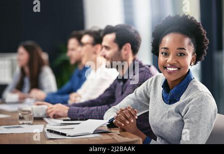 Ich bin als nächstes auf. Beschnittenes Porträt einer jungen Geschäftsfrau, die während eines Meetings im Sitzungssaal sitzt. Stockfoto