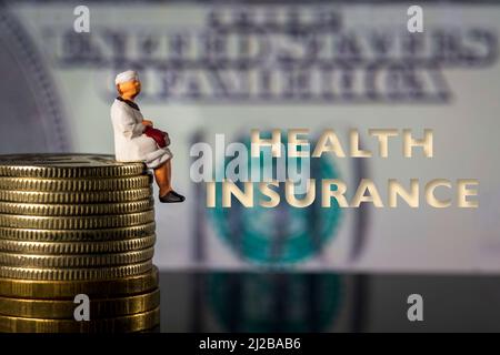 Rentner sitzen auf Geld Stapel 100 Dollar Rechnung Hintergrund, Ruhestand, Alter. Krankenversicherungstext Stockfoto