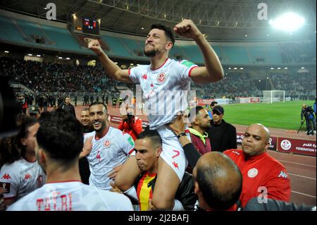 Tunesien. 30. März 2022. Tunesiens Spieler feiern am 29. März 2022 im Olympiastadion Hamadi Agrebi in der Stadt Rades die Qualifikation zum Fußballspiel der afrikanischen Qualifikanten der Qatar World Cup 2022 zwischen Tunesien und Mali. - Tunesien sicherte sich einen Platz bei der WM 2022 in Katar, obwohl Mali im zweiten Teil eines afrikanischen Play-Offs 0-0 zu Hause gehalten hat. (Foto von Yassine Mahjoub/Sipa USA) Quelle: SIPA USA/Alamy Live News Stockfoto