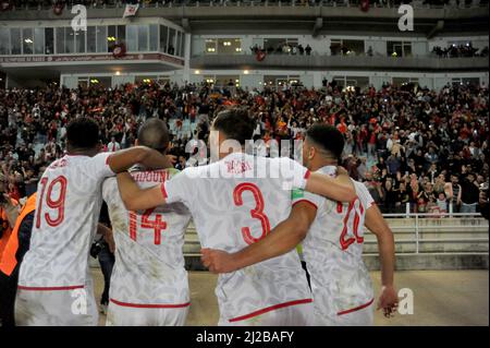 Tunesien. 30. März 2022. Tunesiens Spieler feiern am 29. März 2022 im Olympiastadion Hamadi Agrebi in der Stadt Rades die Qualifikation zum Fußballspiel der afrikanischen Qualifikanten der Qatar World Cup 2022 zwischen Tunesien und Mali. - Tunesien sicherte sich einen Platz bei der WM 2022 in Katar, obwohl Mali im zweiten Teil eines afrikanischen Play-Offs 0-0 zu Hause gehalten hat. (Foto von Yassine Mahjoub/Sipa USA) Quelle: SIPA USA/Alamy Live News Stockfoto